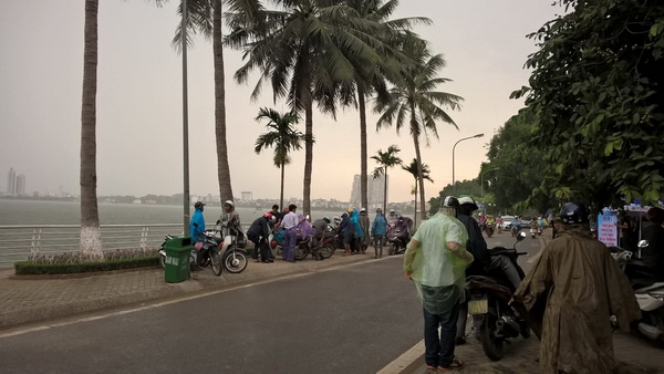 Phụ huynh thấp thỏm ngóng thí sinh trong cơn dông ảnh 6